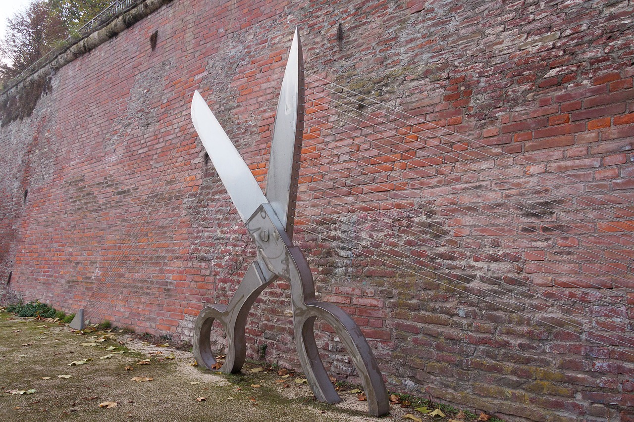 Свободная сталь. Скульптура ножницы. Статуя с ножницами. Римерн Шнайдер скульптура. Груша ножницы статуя.