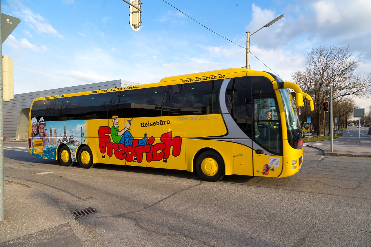 Автобусные экскурсии 2 дня. Автобусные туры. Автобусный тур на море. Туристический автобус желтый. Roman Holiday автобус.