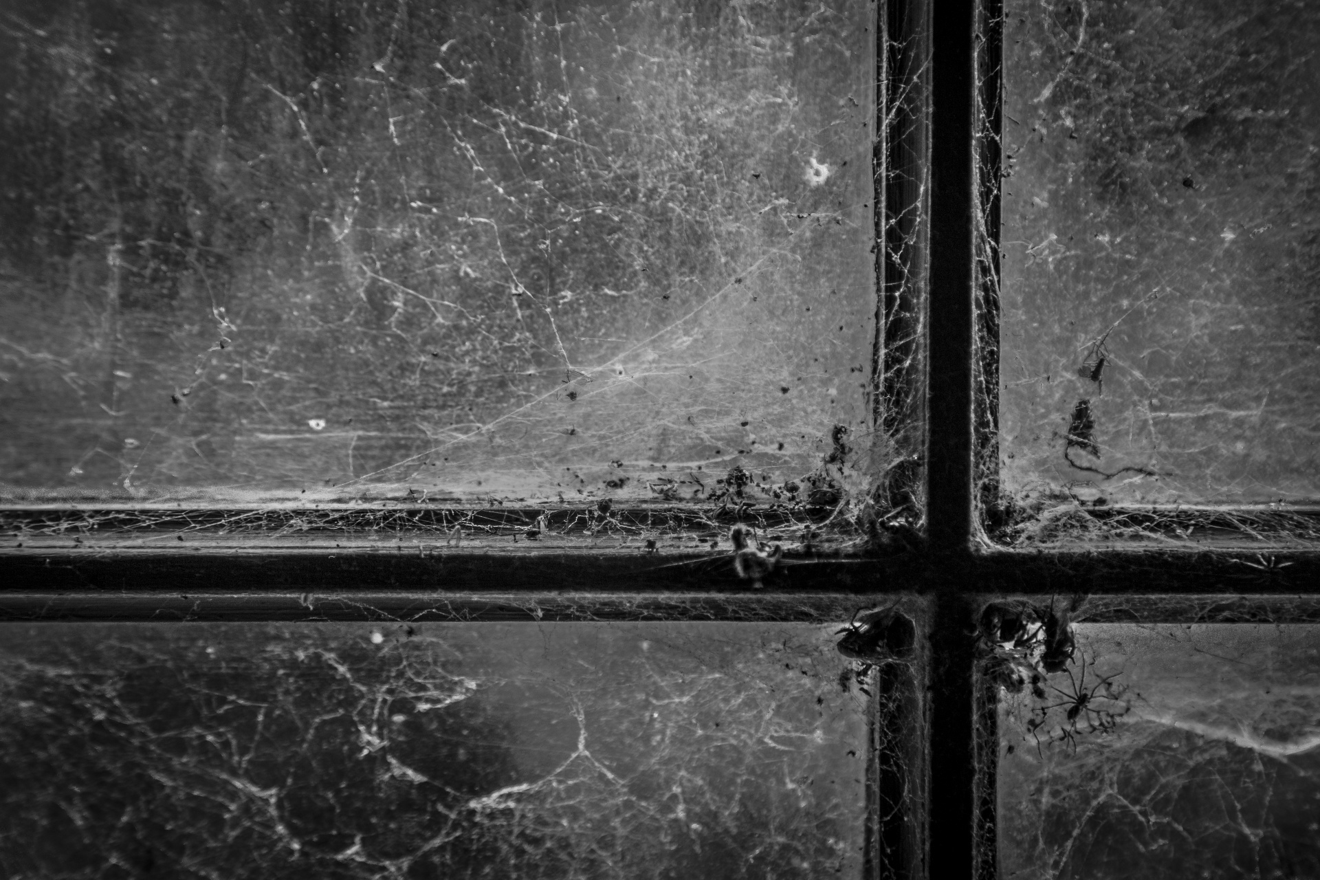 Невымытые окна. Грязное окно. Старое стекло. Старое оконное стекло. Текстура окна.