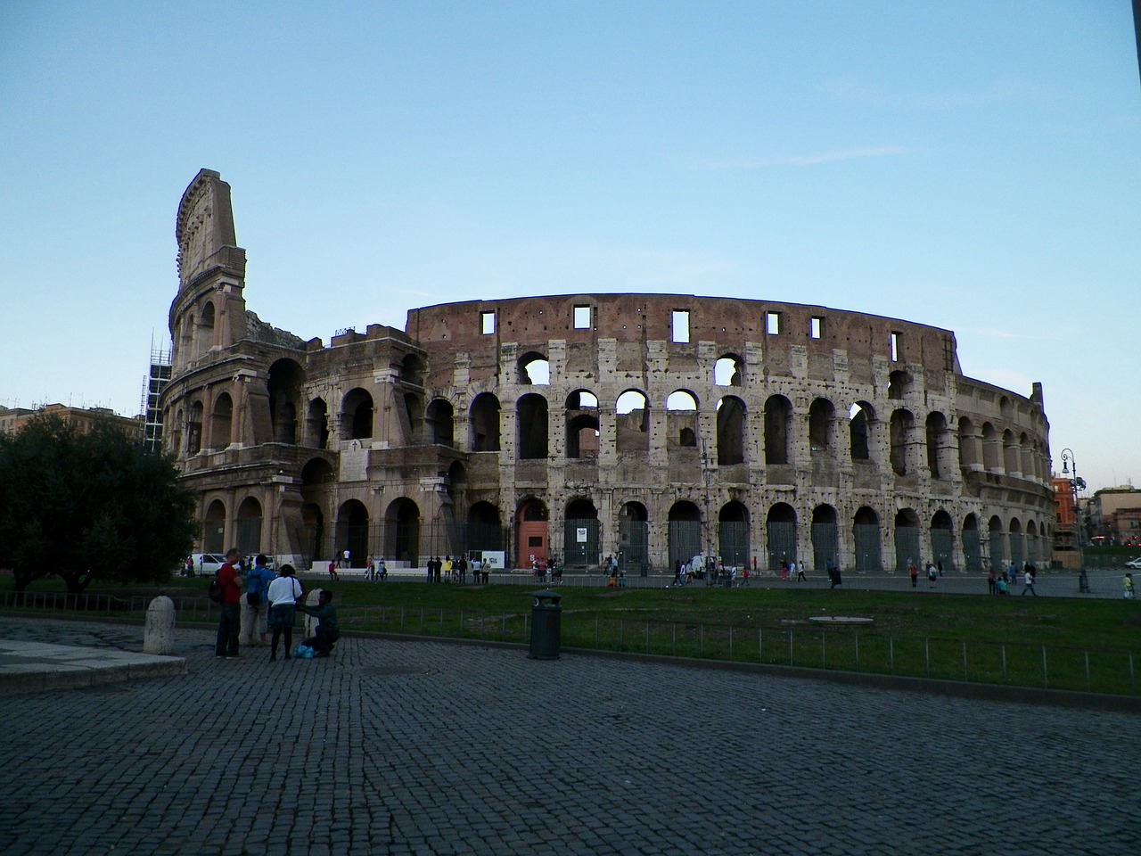 Ооо колизей. Архитектура Европы амфитеатр. Архитектура Рима. Культурно-исторические Рим. Колизей красивые фото.