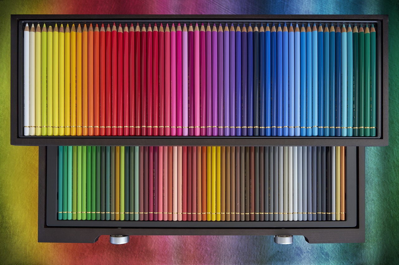 Порядки цветные. Витрины цветными карандашами. Полка для цветных карандашей. Синий карандаш. Цветные карандаши оттенки синего.