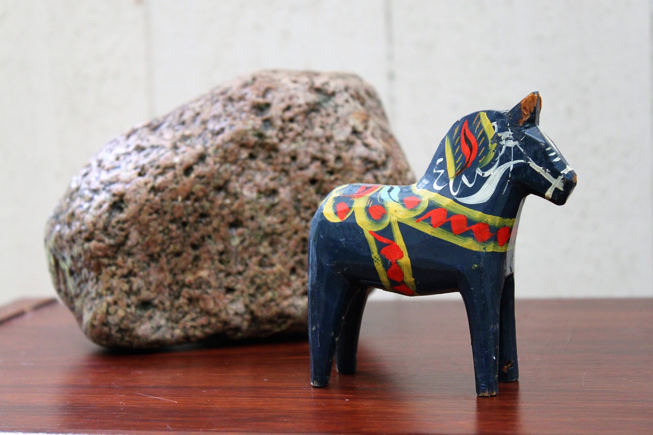 Год лошади камни. Лошадка из камней. Декоративная лошадка. Каменная лошадь. Лошадь на Камне.