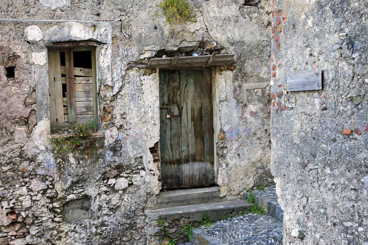 100 закрытых дверей. Разрушенная стена с дверью. Село закрытая дверь дома. Фотографии разрушенных дверей. Шторы закрывающие дверь 19 век в скалах.