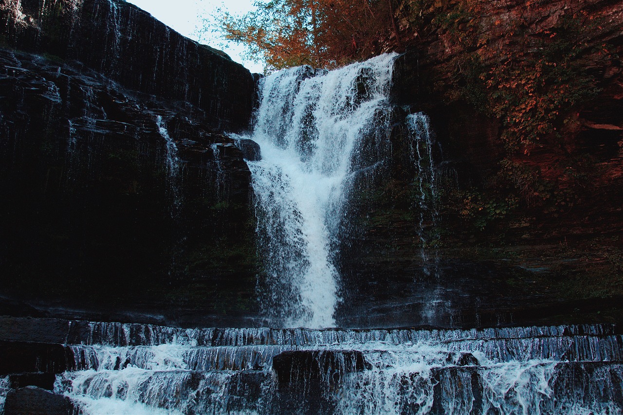 Водопад картинки. Движущиеся водопады. Водопад темный. Водопад на черном фоне.