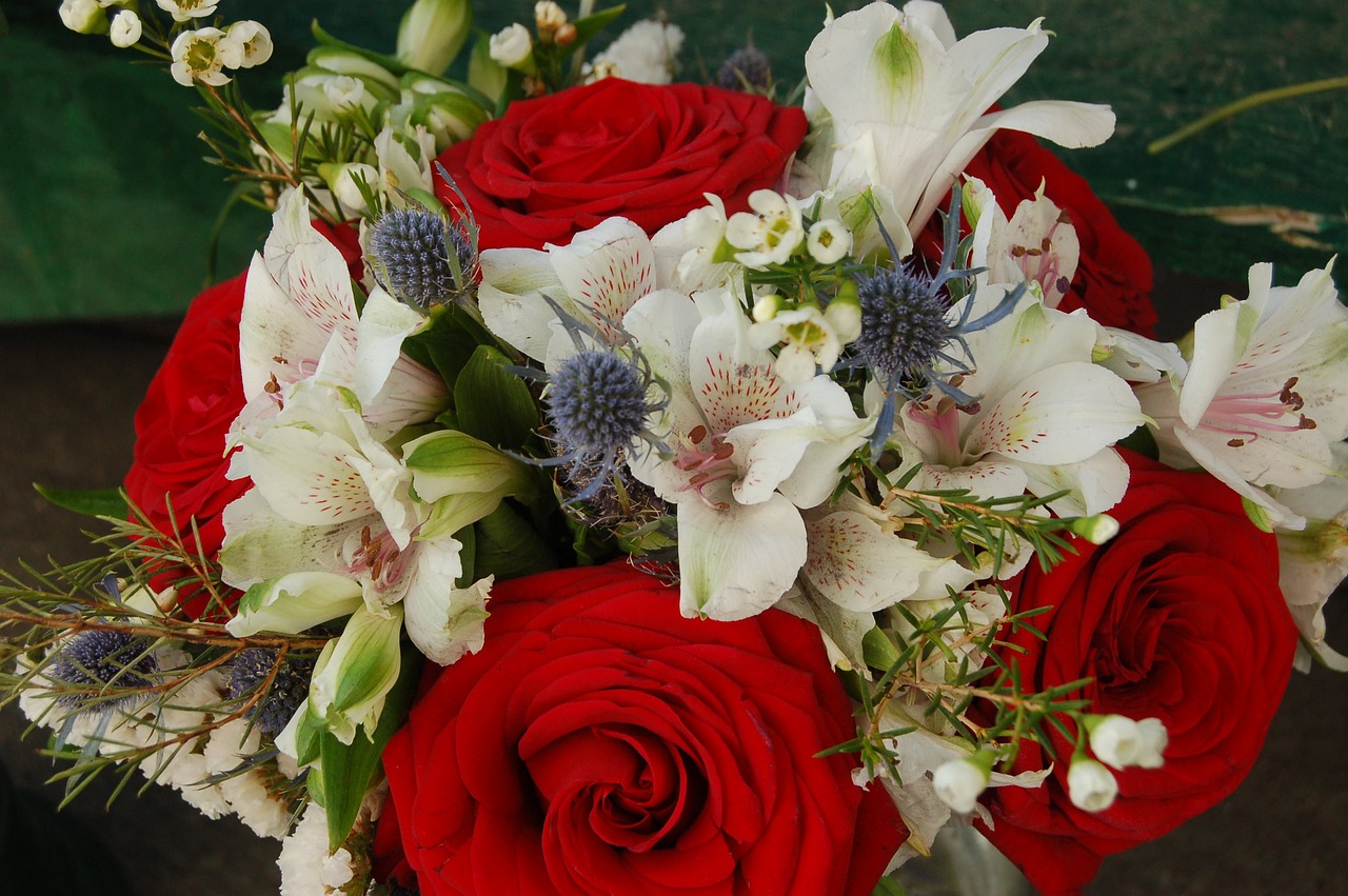 Цветы де флер. Красные розы и белые орхидеи. Цветы Мейсон де Флер фото.