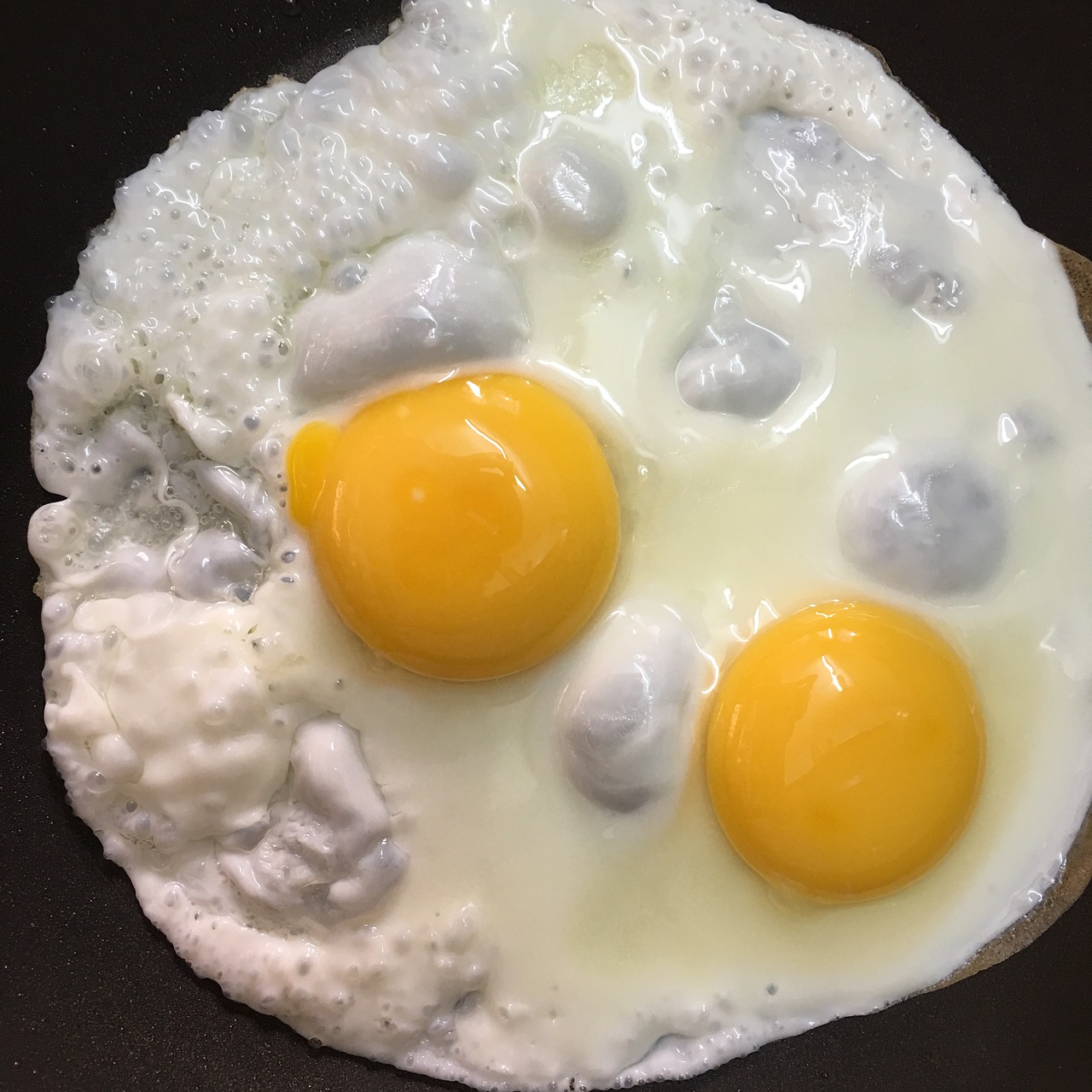 Eggs up. Санни Сайд ап яичница. Жареные яйца. Завтрак с яйцом. Завтрак с вареными яйцами.