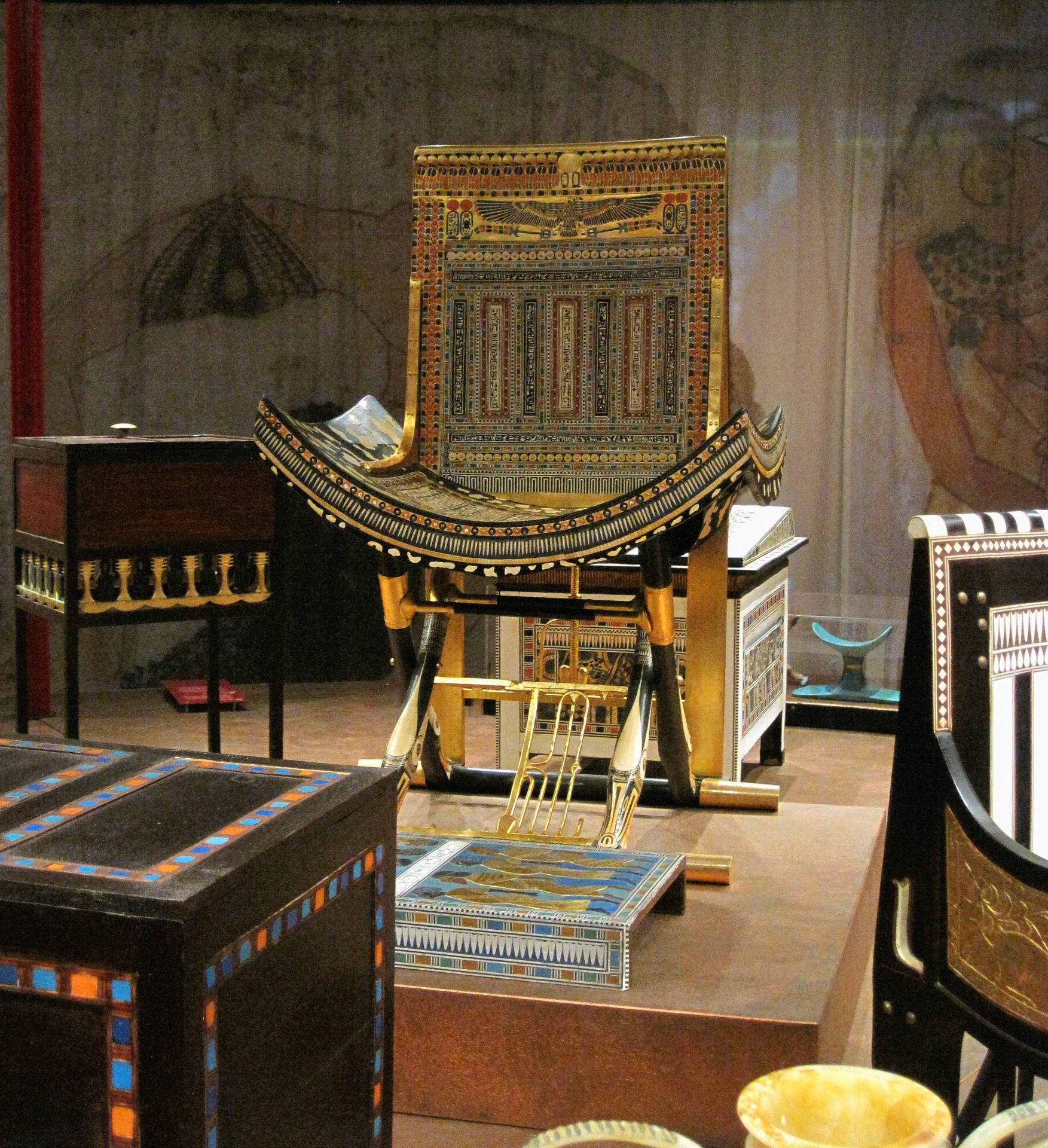 Трон фараона тутанхамона. Золотой трон Тутанхамона. Кресло Тутанхамона. Кресло фараона Тутанхамона. Спинка трона Тутанхамона.