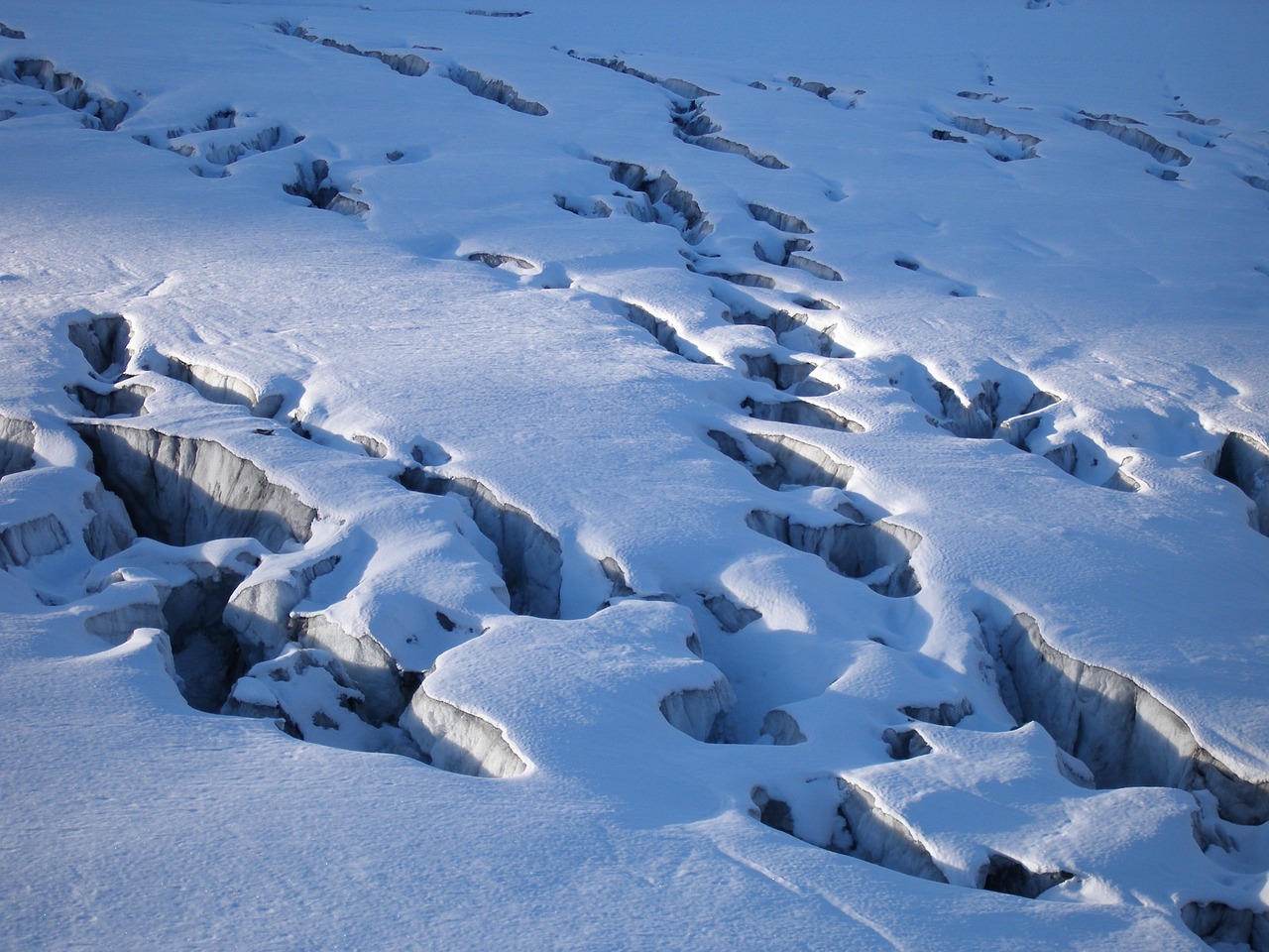Трещины на снегу. Трещины в леднике. Зима следы ледник. Трещина ледник снег. Трещины под снегом.
