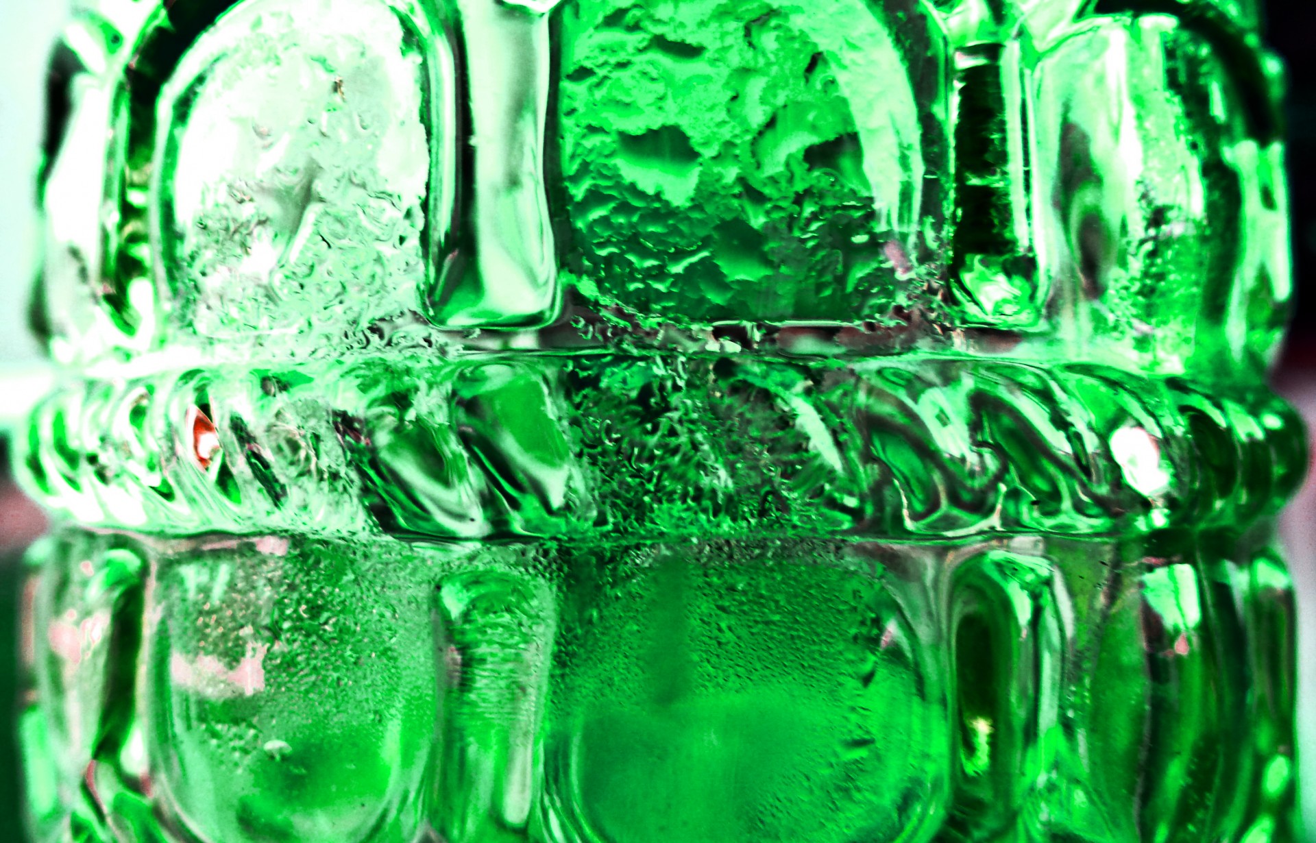 Зеленые стекла слова. Зеленое стекло. Фактура зеленого бутылочного стекла. Салатовое стекло. Красивое зеленое стекло.