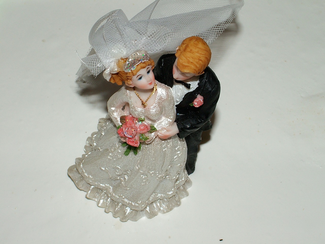 Брак игрушек. Текстильная кукла жених и невеста. Брак с куклой. Кукла на замужество. Лесневская жених с браком
