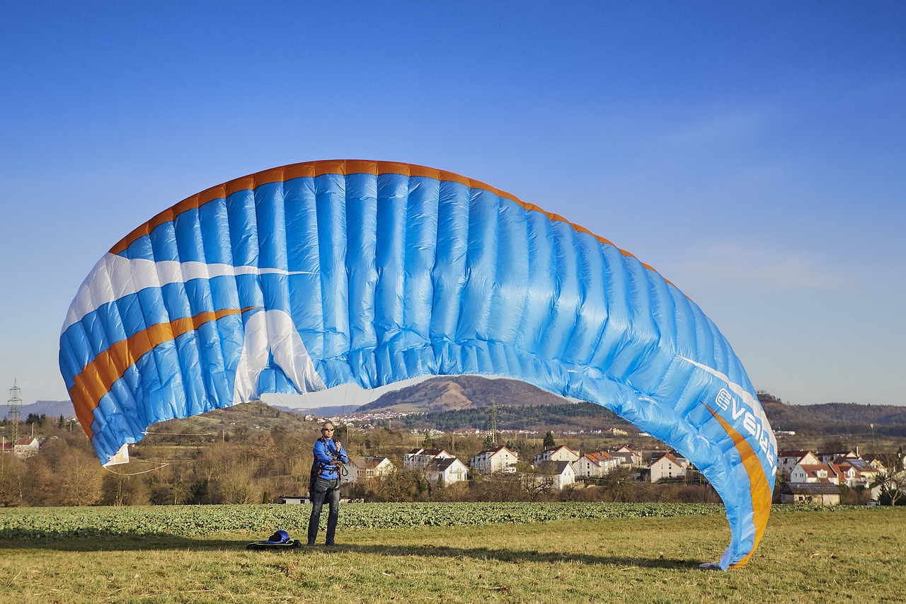 Змейка ветер. Надувной кайт в виде дельтаплана. Солнечная энергия с воздушными змеями. Dragonfly Parachute. Картинки воздушного спорта.