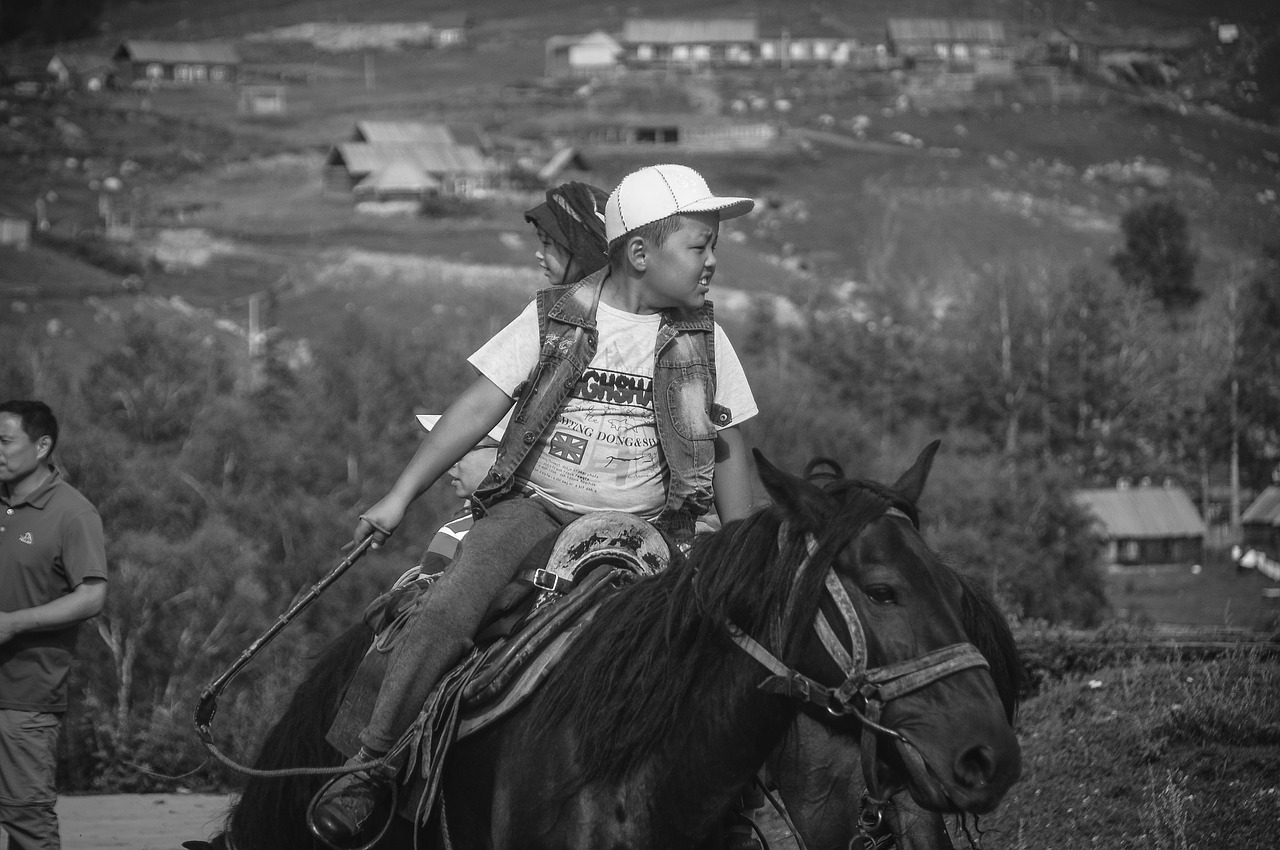 Animal ride. Дети и кони фото СССР. Madonna 1992 фото на лошадке. Фото лошади с человеком 1950 год.