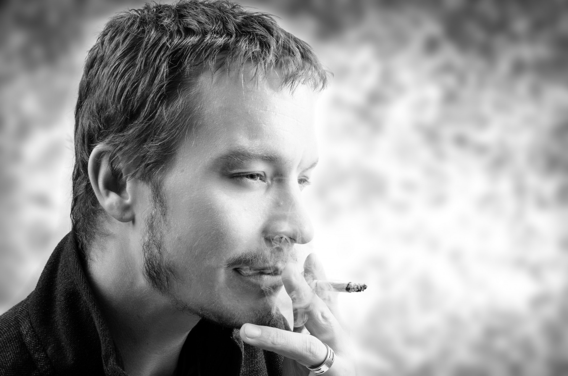 Песня больно курить. Мужчина курит. Мужчина с сигаретой портрет. Мужской портрет с сигаретой. Лицо с сигаретой.