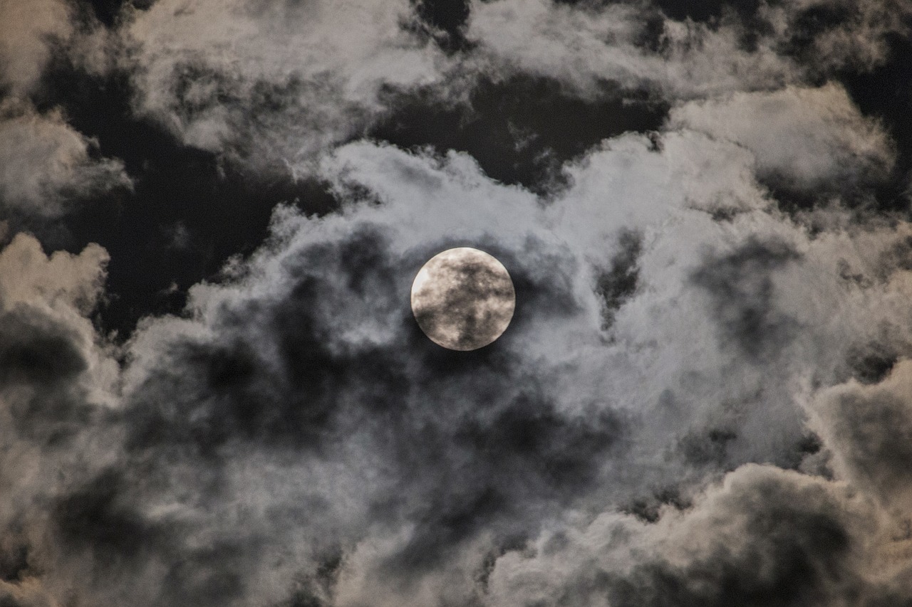 Clouded moon. Лунное небо. Луна в облаках. Ночь Луна облака. Луна за облаками.