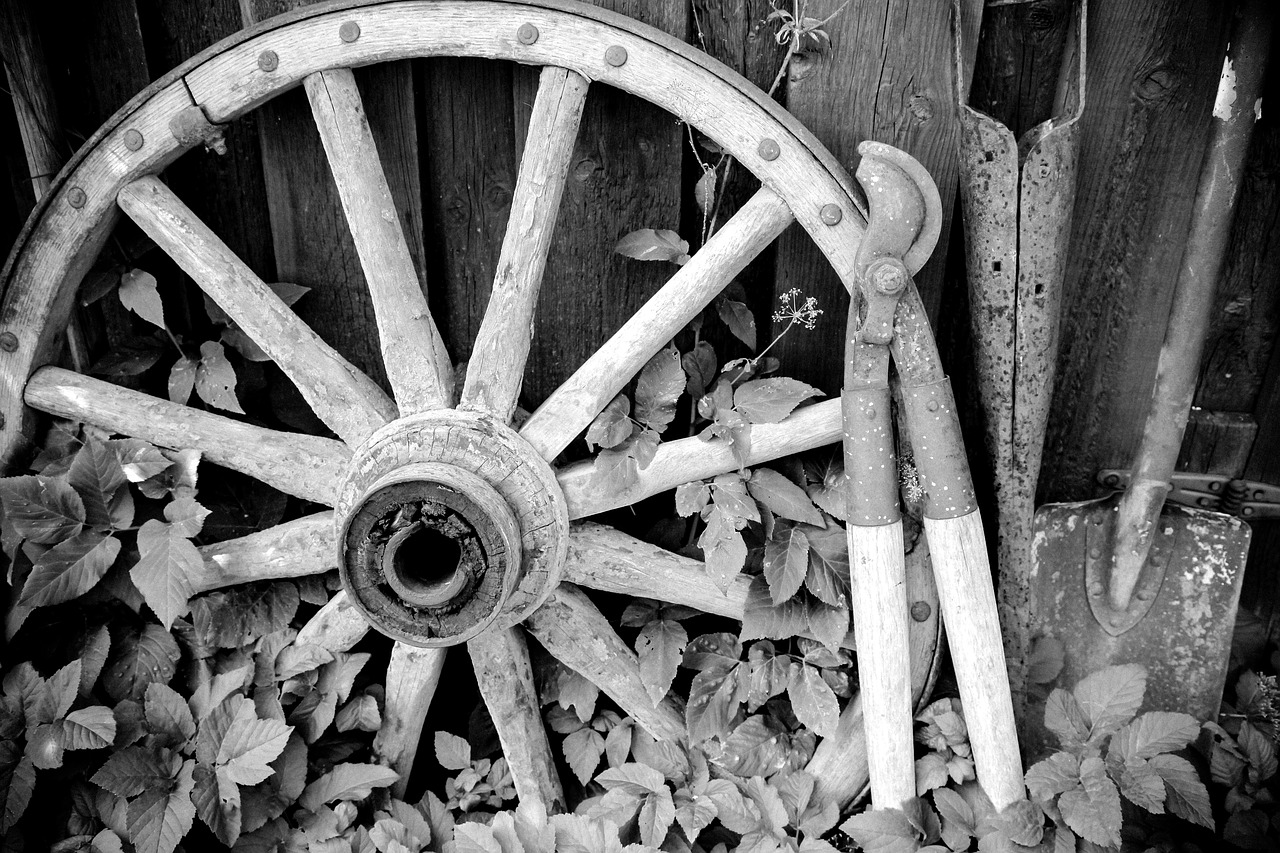 Колеса вагонные песня. Старинное колесо. Старинное колёсико на палочке. Старые древние колеса. Измерительное колесо старинное.