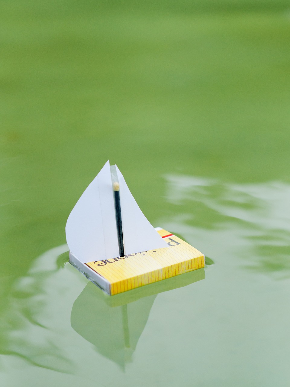 Плавание на бумажных кораблях. Бумажная лодка. Бумажные лодочки. Бумажная яхта. Бумажный корабль на воде.