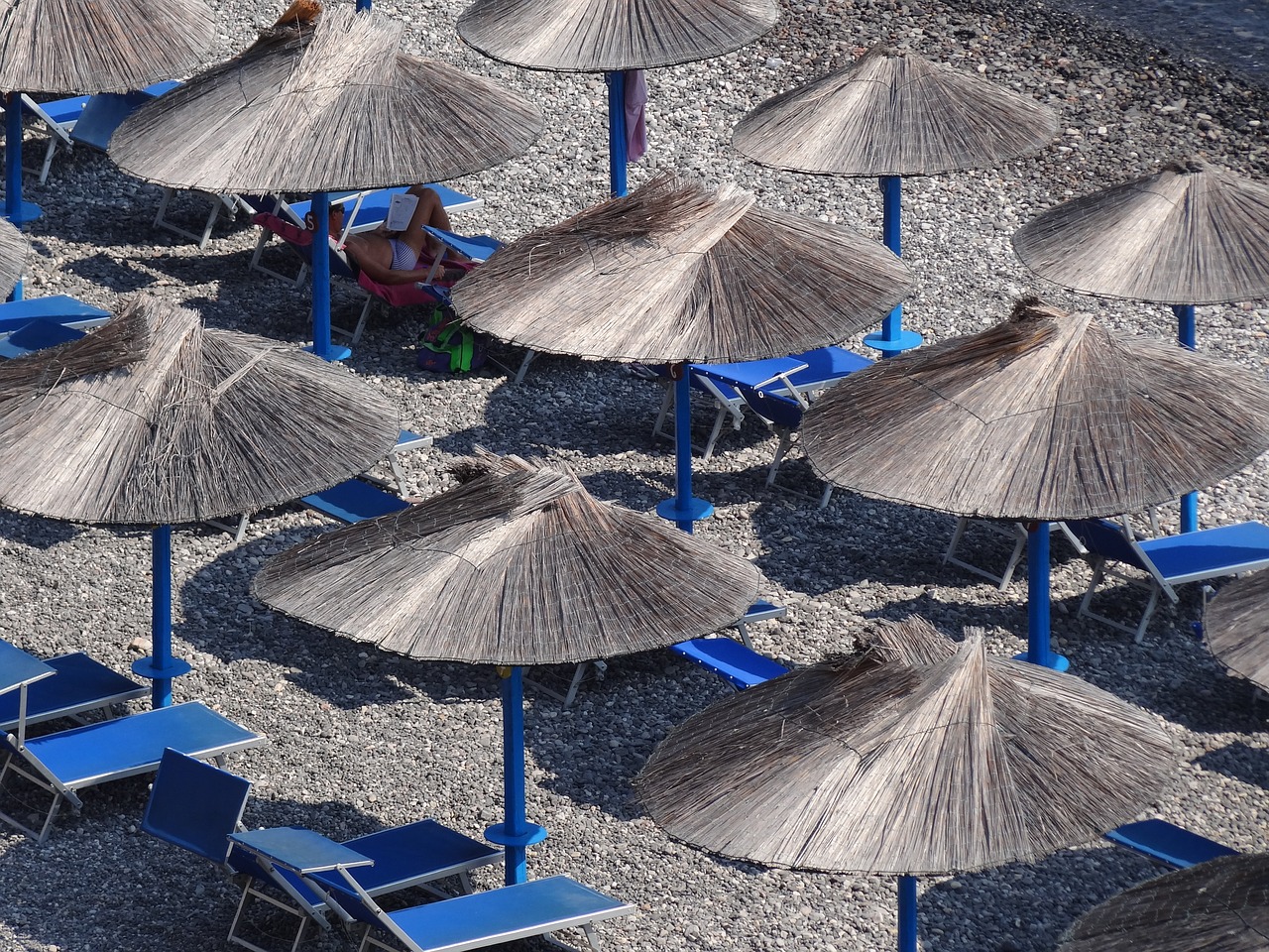 Морской зонтик. Пляжный зонтик. Зонт для пляжа. Зонтик на пляже. Соломенный зонтик на пляже.