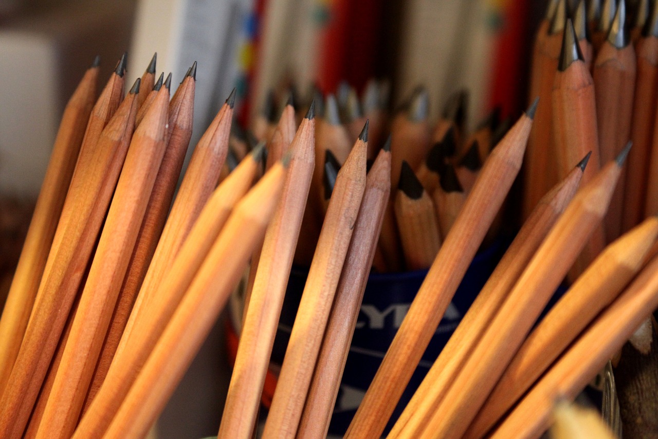 Простой карандаш художников. Карандаши. Много карандашей. Карандаш простой. Куча карандашей.