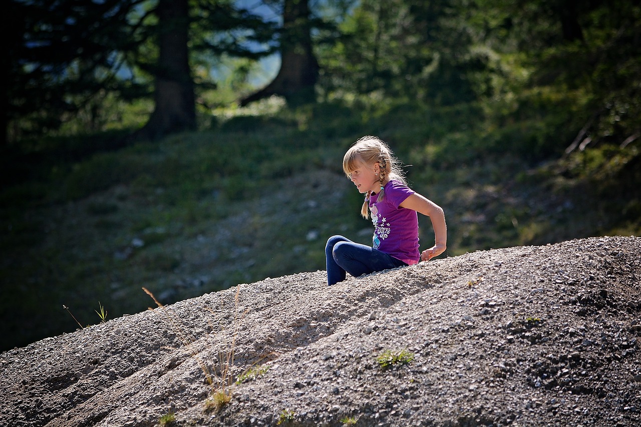 Human children. Человек сидит на Камне в лесу. Детская фотосессия на камнях в лесу. Сидит на Камне в лесу.
