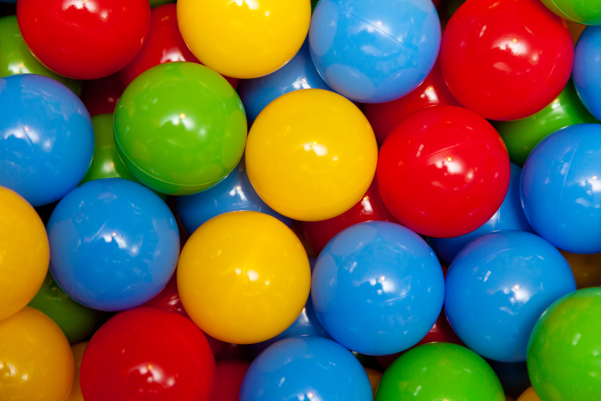Цветной шар. Цветные шары. Разноцветный шар. Пластмассовые разноцветные шарики. Мячики для сухого бассейна.