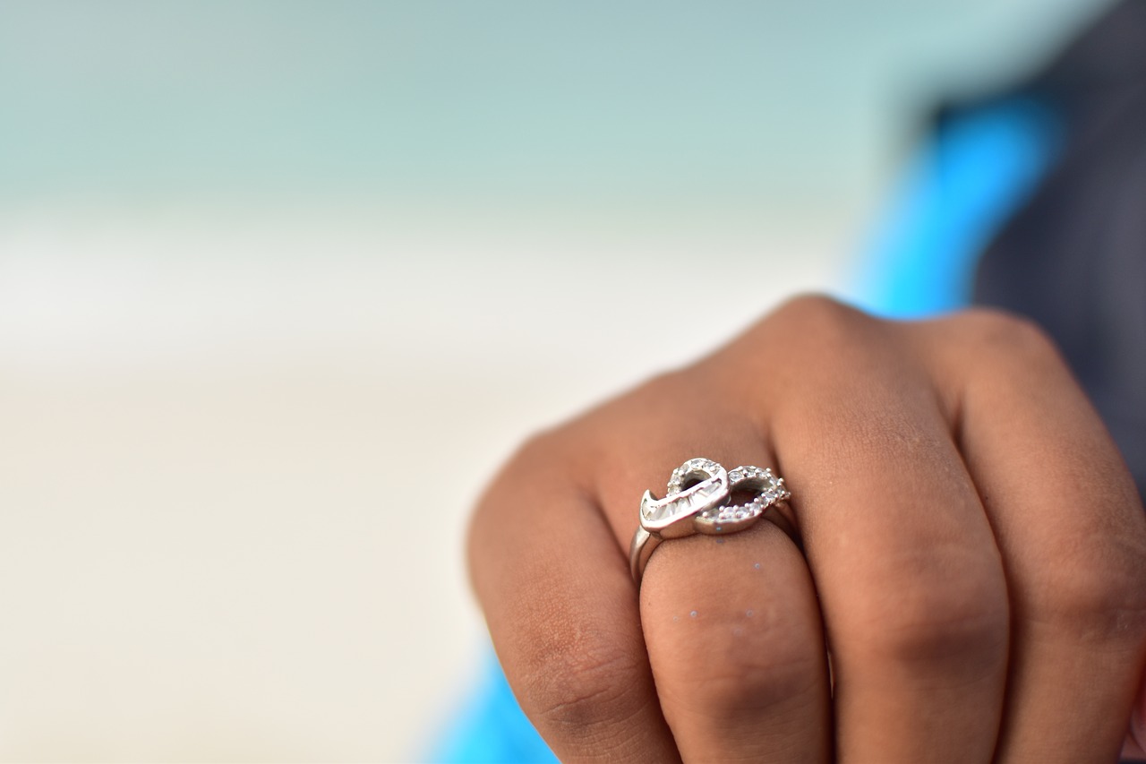 Ri n. Помолвочное кольцо. Кольцо на руке девушки. Необычные кольца. Необычные помолвочные кольца.