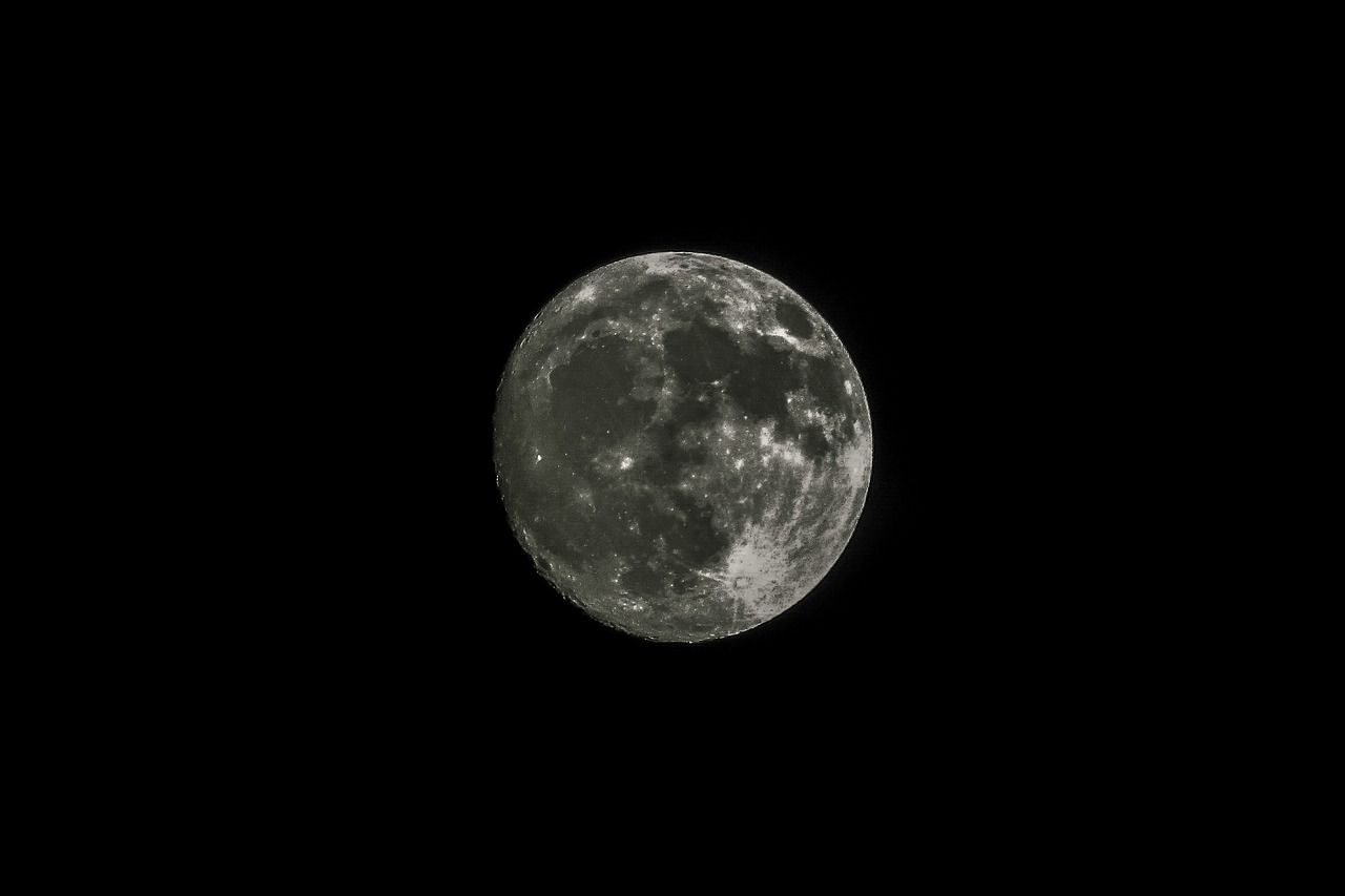 Lunar бесплатный. Луна на черном фоне. Фото Луны на черном фоне. Спутник на фоне Луны. Спутник на темном фоне.