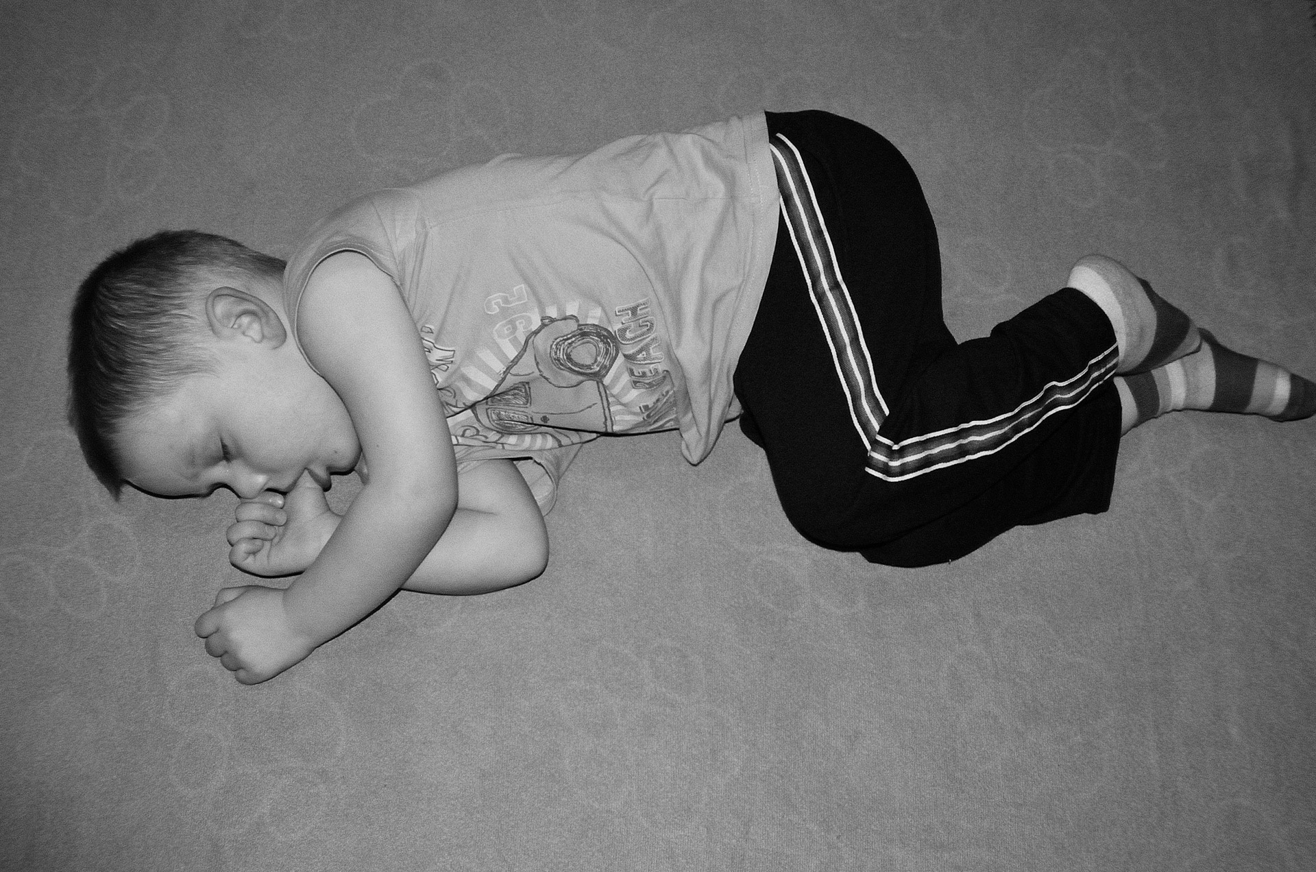Мальчик устала. Спящий ребенок. Спящие малыши. Спящий ребенок картинки.