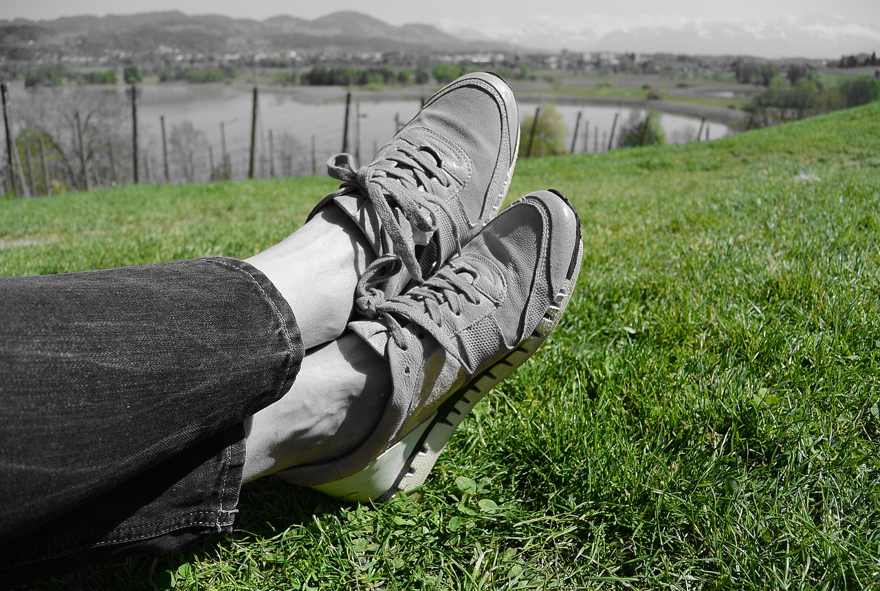 I go to nature. Мужские ноги в кроссовках трава. Sport Shoes кроссовки. Кроссовки фотографа. Бегущие кроссовки.
