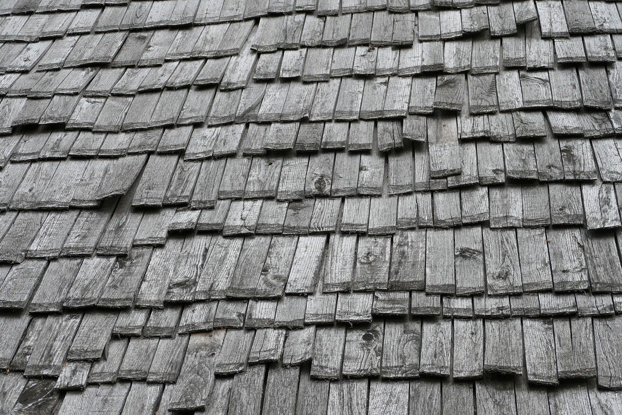 Звук черепицы. Старинная плоская черепица. Черепичная крыша. Старая деревянная черепица. Текстура деревянной крыши.