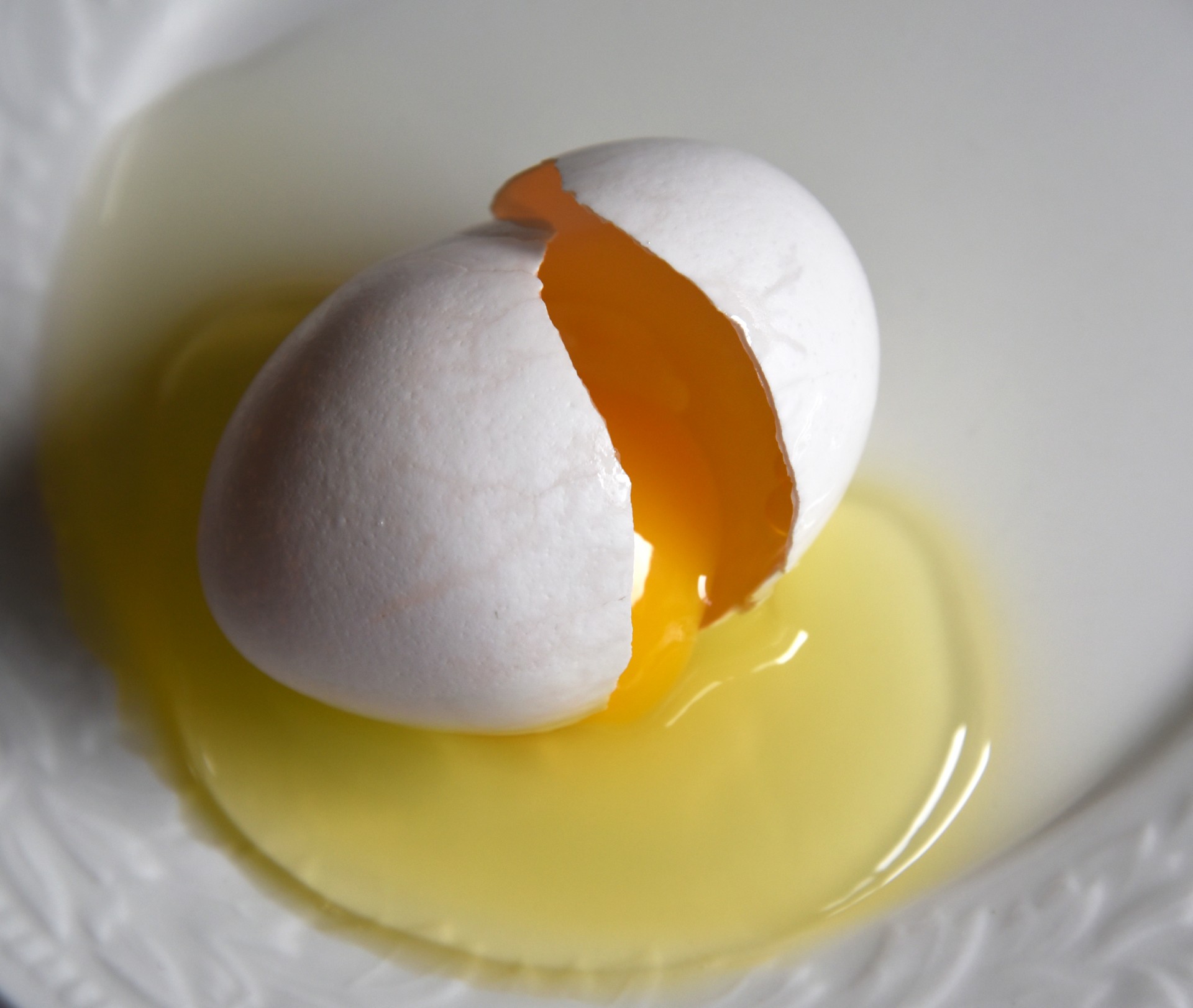 The strongest egg yolk. Яйцо куриное. Тарелка для яиц. Разбитое яйцо.