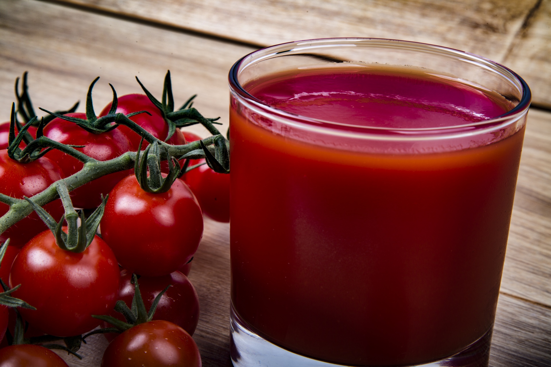 Можно ли томатный сок при диабете 2. Томатный сок. Свежевыжатый томатный сок. Помидор сок. Сок о! Томат.