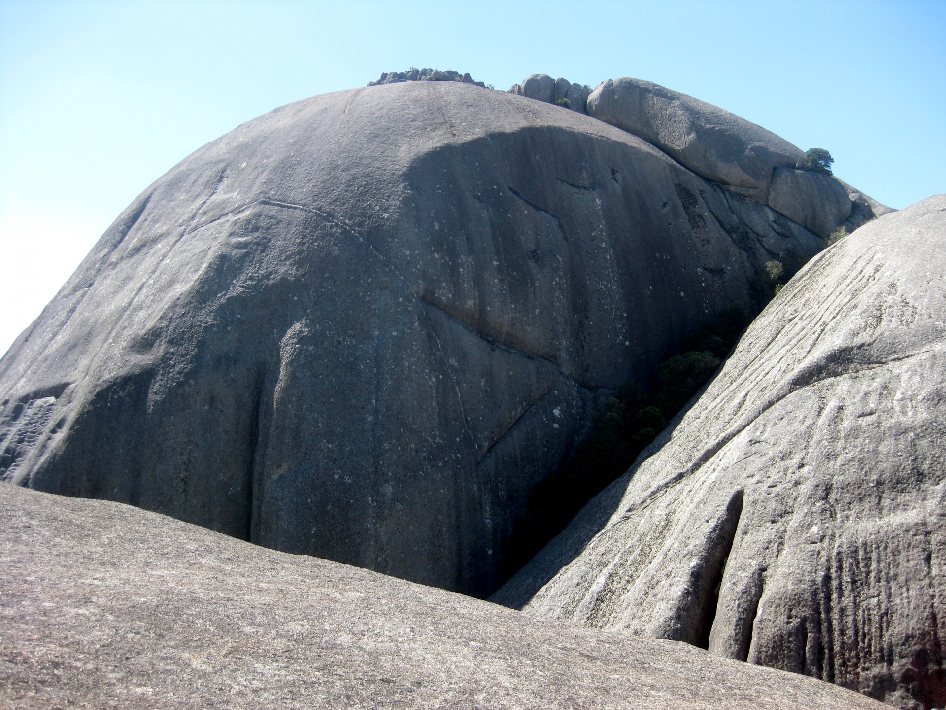 Небольшая вершина с округлой. Болдер Хилл. Паарл скала. Гигантский камень. Камни в горах.
