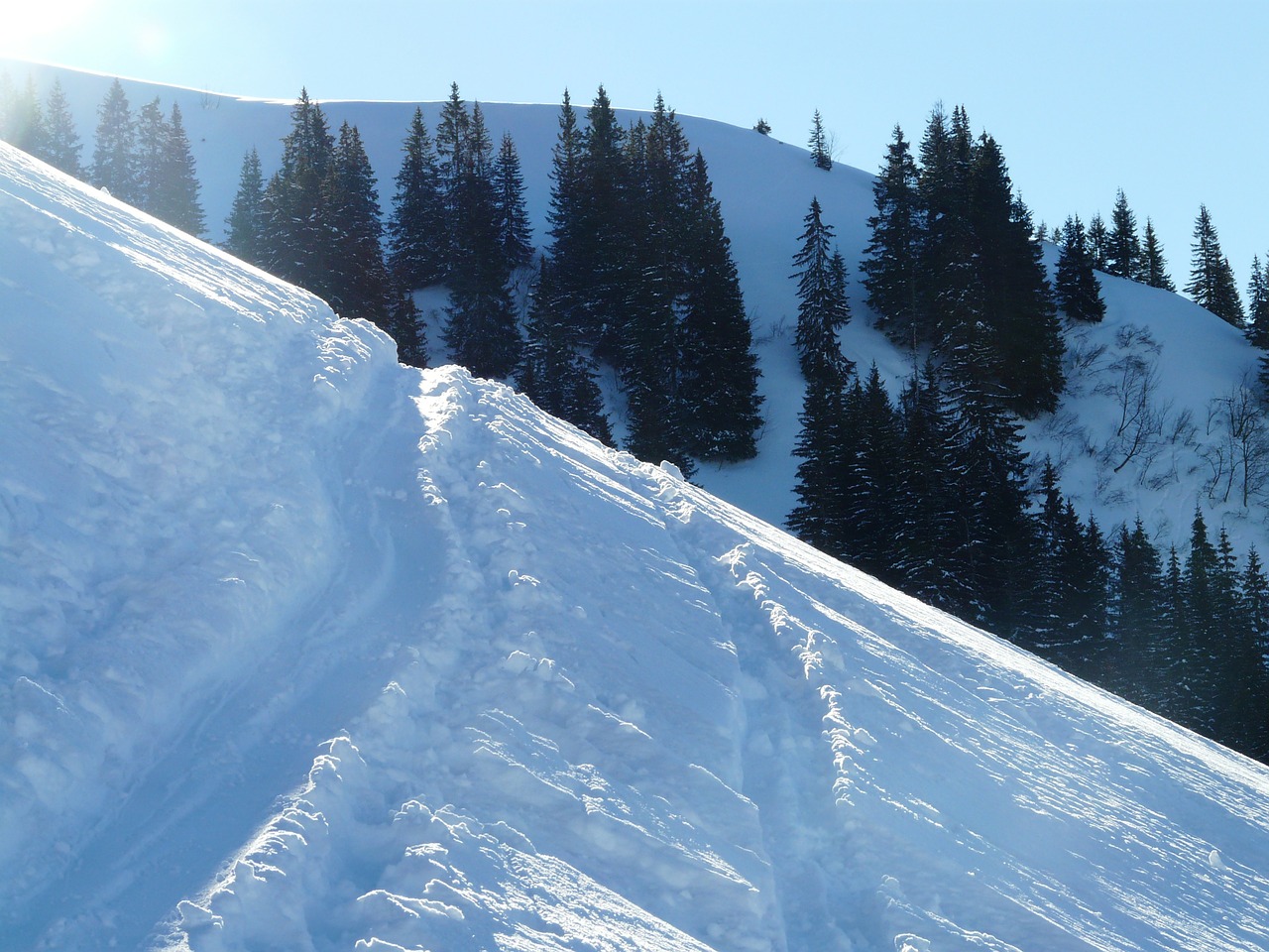 Skiing track. Зимний трек. Горы, снег, изгородь. Сноуи Сноу. Ski track.