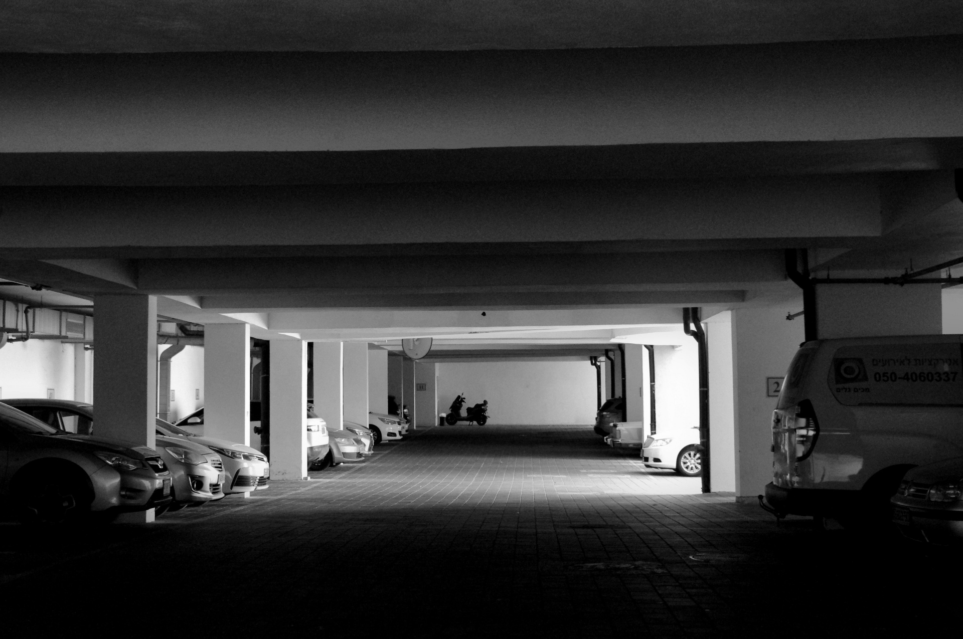 Closed parking. Подземный гараж. Подземная парковка. Машина в подземном паркинге. Пустая подземная парковка.