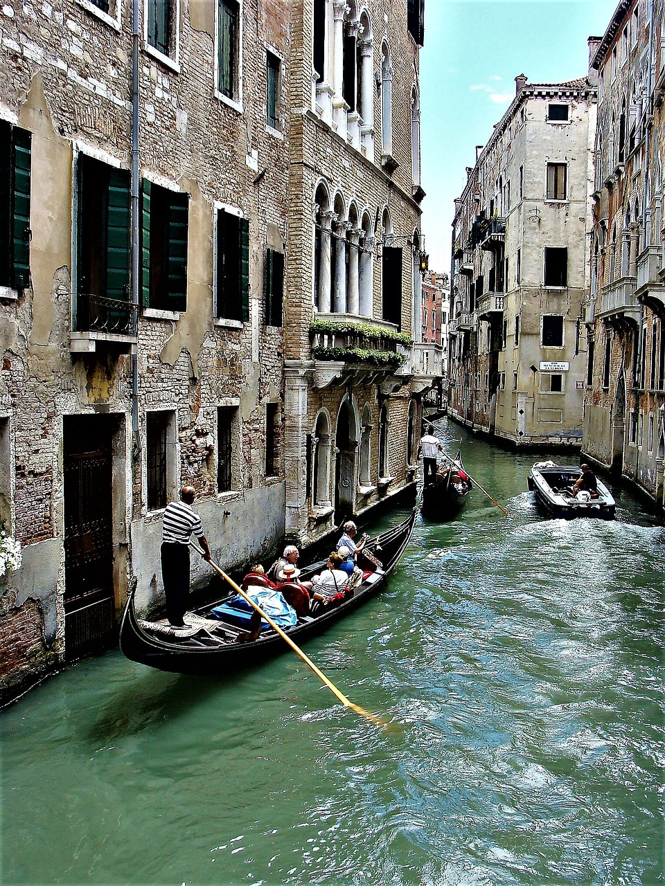 Река в венеции. Венеция. Гондолы. Венецианская гондола. Венеция гондолы и гондольеры. Венеция гондольер.
