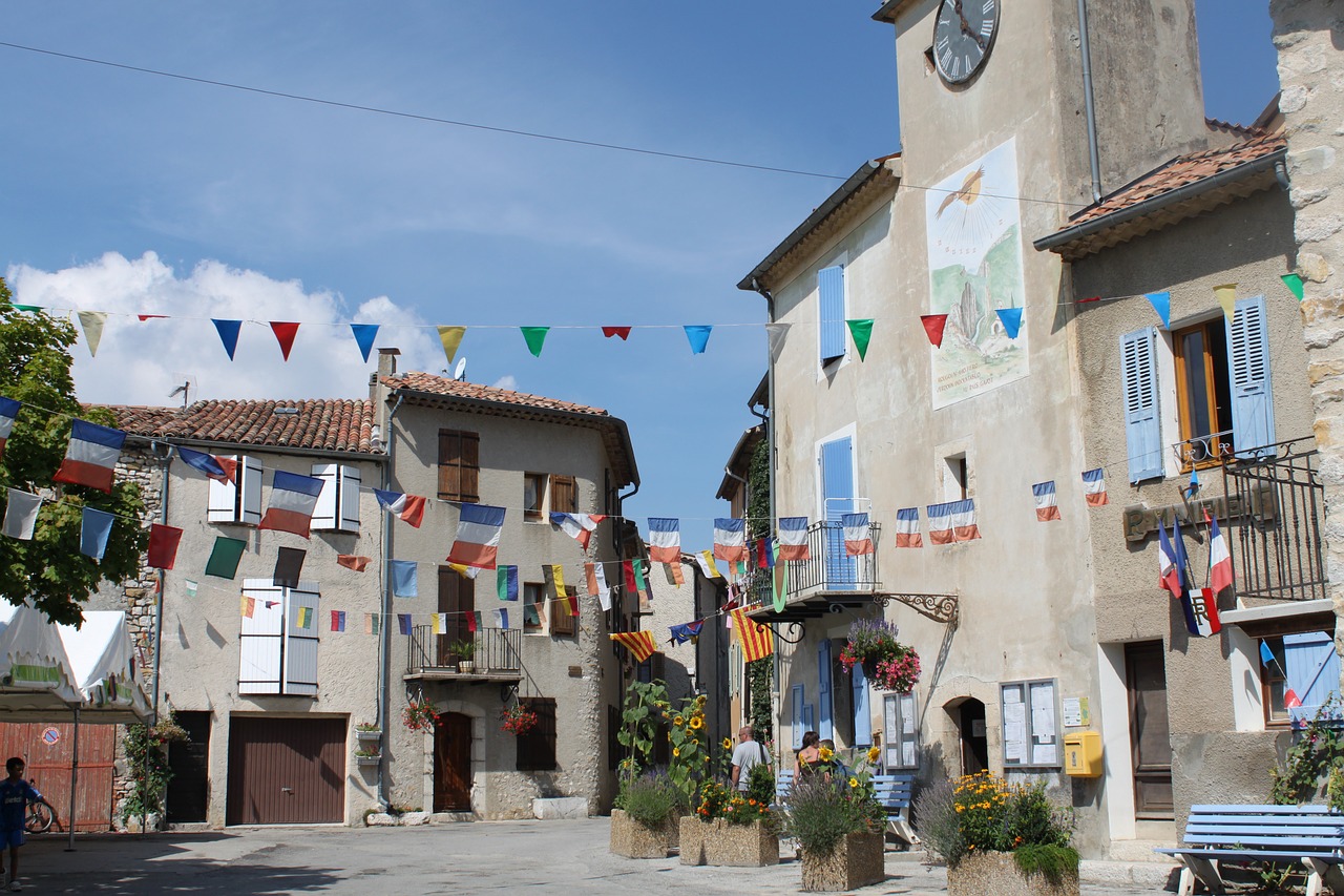 Https village com. Французская деревня с флагом. Флаг Прованса. Sky Village.