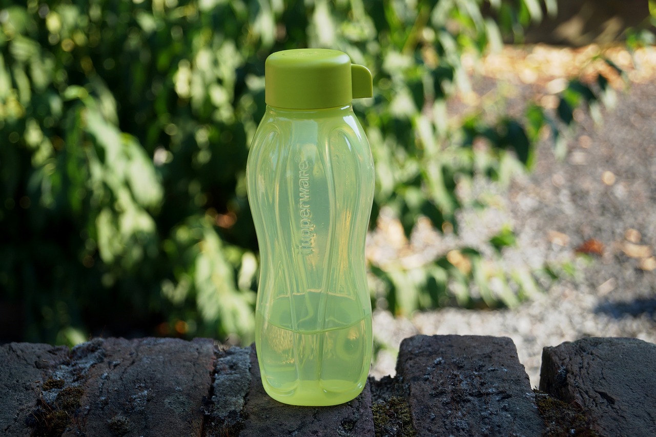 Бутылка для воды материал. Бутылка для воды. Пластиковая бутылка для воды. Зеленая пластиковая бутылка. Узкая бутылка для воды.