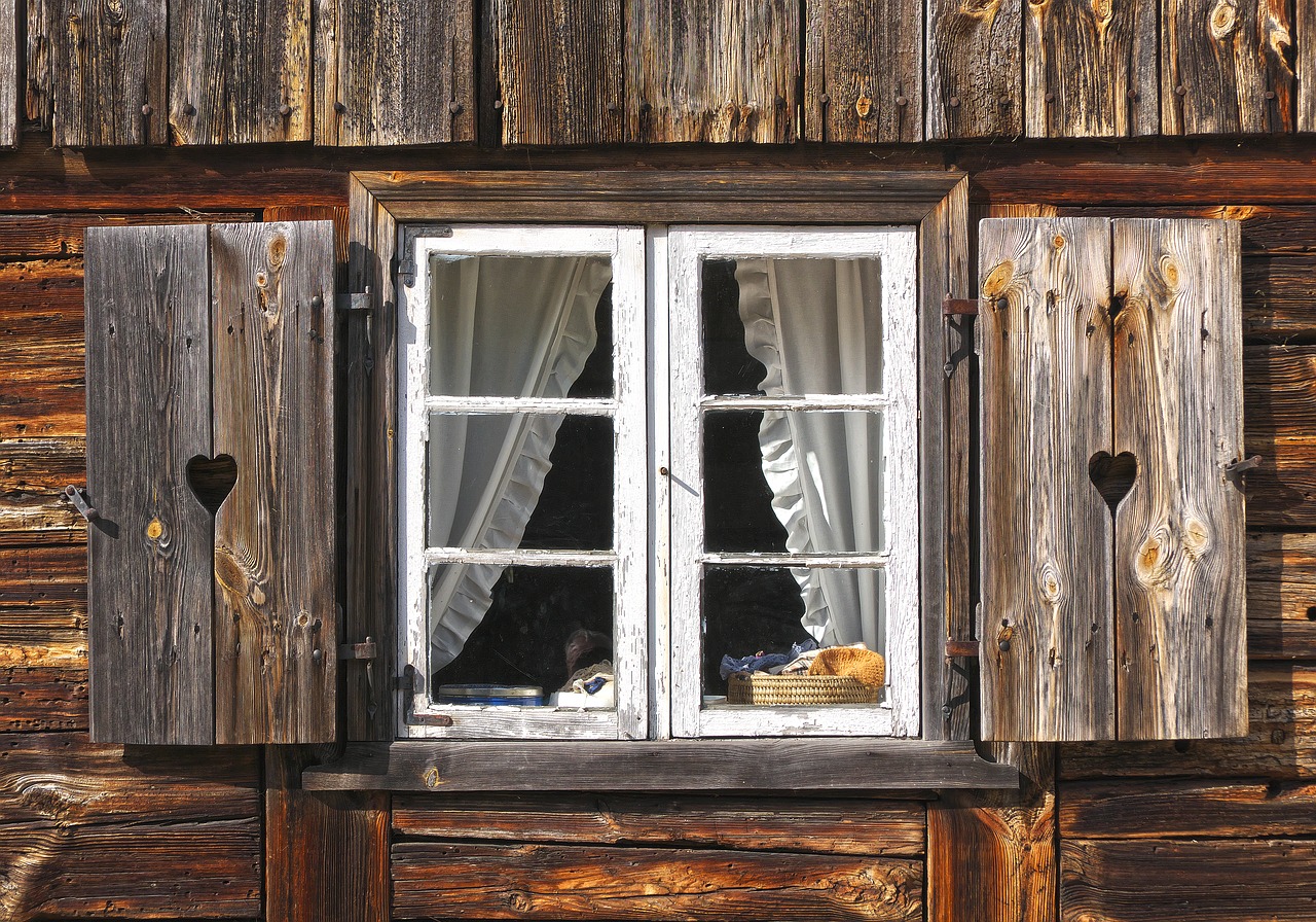 Голодное окно. Деревянные окна. Старинные окна. Деревянные рамы для окон. Деревенское окно.