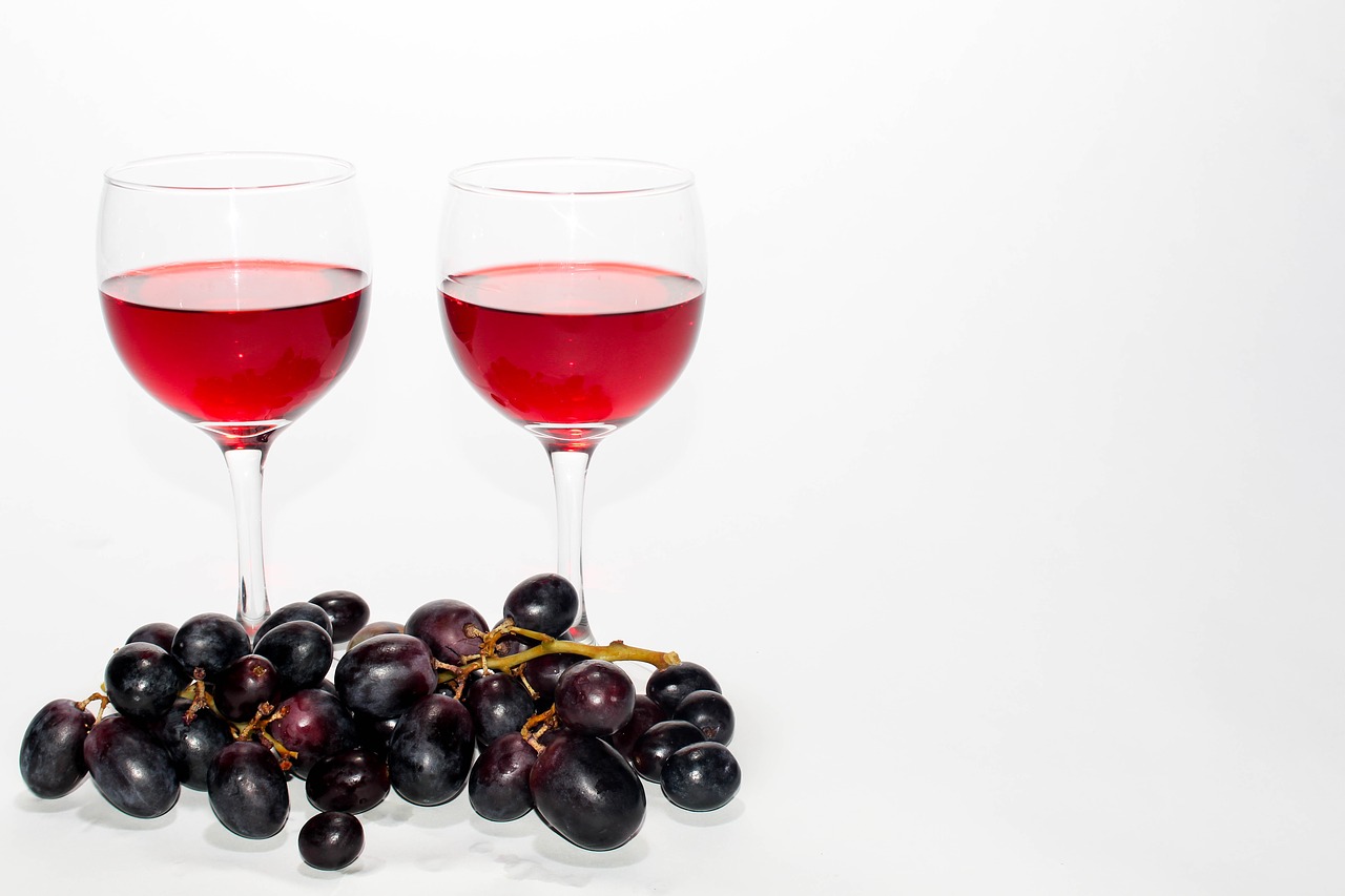 Десертное вино из винограда. Бокал вина. Красное вино. Десертное вино. Бокал красного вина.