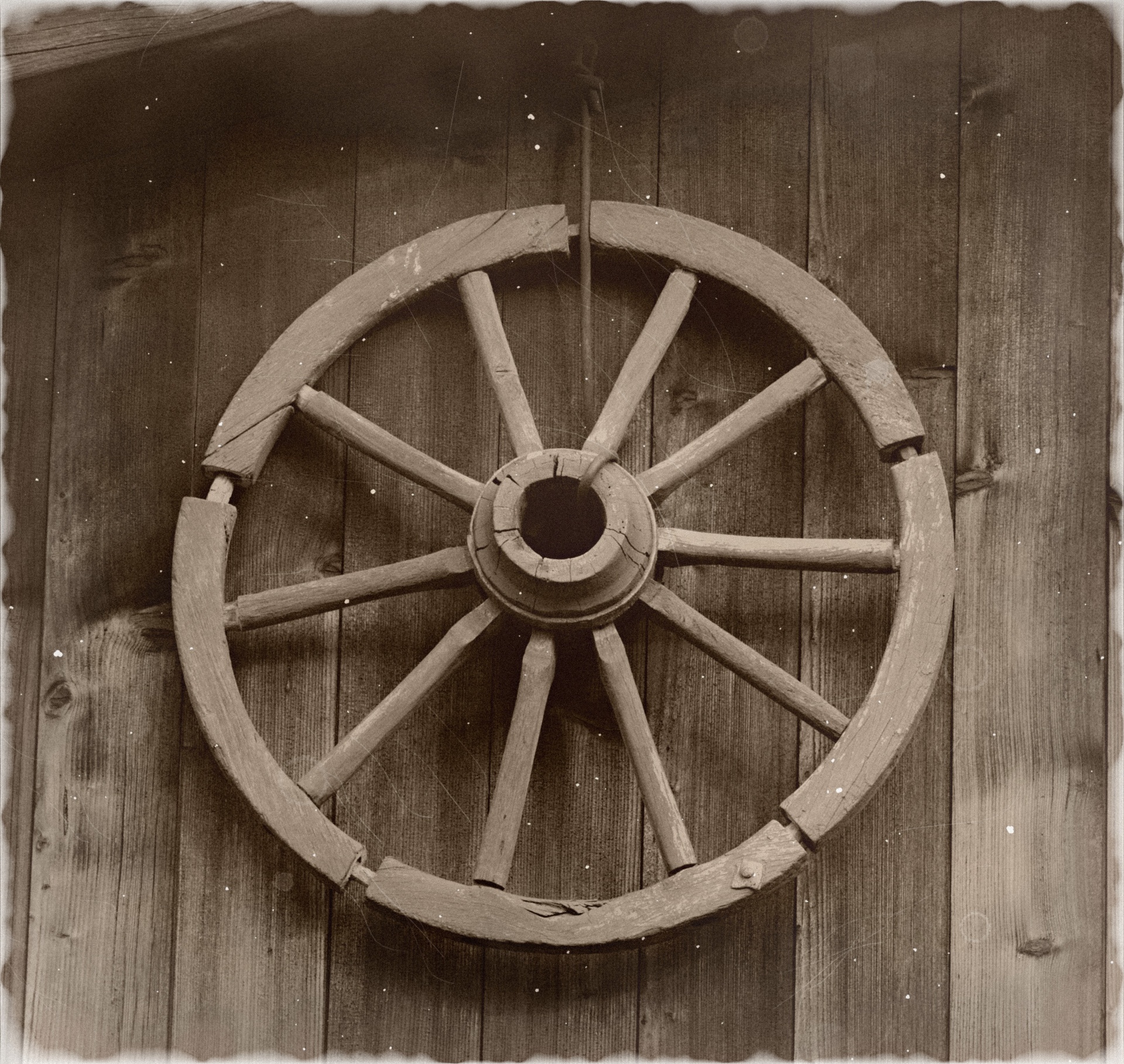 Деревянные колеса для телеги. Деревянное колесо. Старинное деревянное колесо. Старые колеса от телеги. Колесо телеги деревянное.
