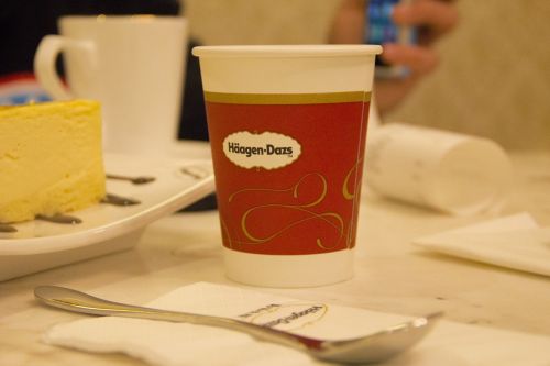 Download free photo of Häagen-dazs,paper cup,dining table,simple,dining - from needpix.com